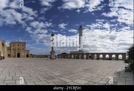 Santa Maria di Leuca, Italia, 29 novembre 2023: Veduta del faro di Santa Maria di Leuca e della Chiesa del Cristo Re, Europa Foto Stock