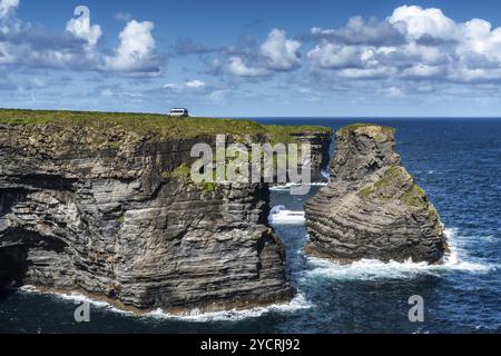 Un camper parcheggiato vicino al bordo presso le Kilkee Cliffs nella contea di Clare sulla strada panoramica Wild Atlantic Way Foto Stock