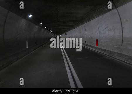 Vista di un tunnel e di un'autostrada che attraversano una montagna in Abruzzo Foto Stock