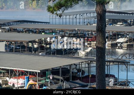 Nebbia mattutina sul lago Allatoona al Park Marina nel Red Top Mountain State Park tra Cartersville e Acworth, Georgia. (USA) Foto Stock