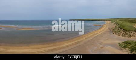 Una vista panoramica drone paesaggio della bella spiaggia di sabbia dorata a Lacken Strand sulla costa di North Mayo in Irlanda Foto Stock