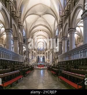 Canterbury, Regno Unito, 10 settembre 2022: Vista del Quire e delle scale che conducono alla Trinity Chapel all'interno della storica cattedrale di Canterbury Foto Stock