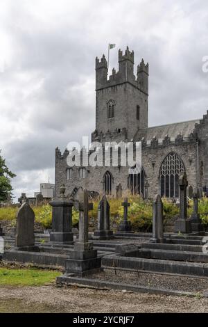 Limerick, Irlanda, 2 agosto 2022: Veduta del cimitero e della cattedrale di Santa Maria nel centro di Limerick, Europa Foto Stock