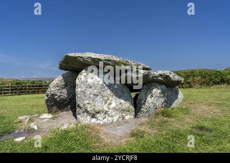 Una vista del dolmen della Tomba di pala nella Contea di Cork dell'Irlanda occidentale Foto Stock