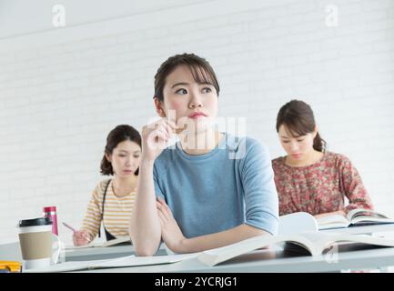 Studentesse universitarie che frequentano le lezioni Foto Stock