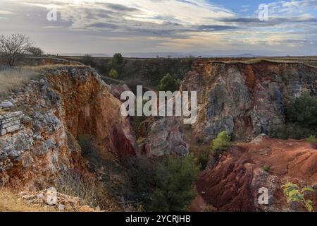 Vista delle cave Bauxite di Murgetta Rossi nel Parco Nazionale dell'alta Murgia, nell'Italia meridionale, alla luce del mattino della guerra Foto Stock