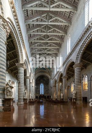 Orvieto, 18 novembre 2023: Veduta verticale della navata centrale nell'intreriore del Duomo di Orvieto, Europa Foto Stock