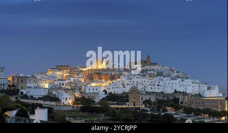 Una vista della città bianca di Ostuni poco prima dell'alba Foto Stock