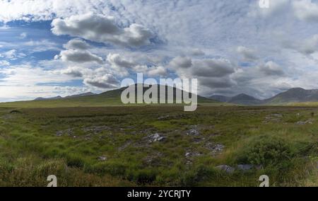 Il paesaggio del Parco Nazionale di Connemara con le montagne e le valli dei dodici Bens nell'Irlanda occidentale Foto Stock