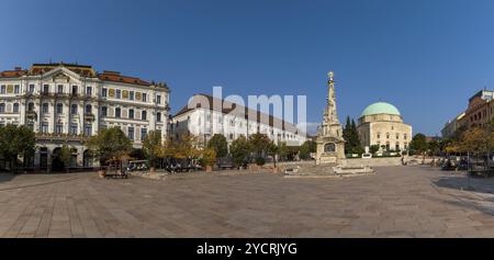 PECS, Ungheria, 13 ottobre, 2022: Veduta di Piazza Szechenyi nel centro di Pecs con la statua della Santissima Trinità e la Moschea di Pasha Qasim, Europa Foto Stock