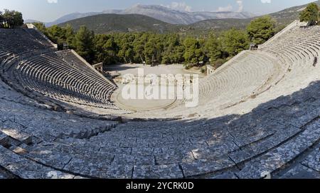 Epidauros, Grecia, 9 novembre 2022: Vista panoramica dell'antico teatro di Epidauros nel sud della Grecia, Europa Foto Stock