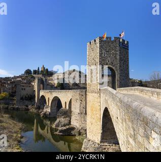 Besalu, Spagna, 1 marzo 2023: Veduta del ponte romanico medievale e del villaggio di Besalu in Catalogna, Europa Foto Stock