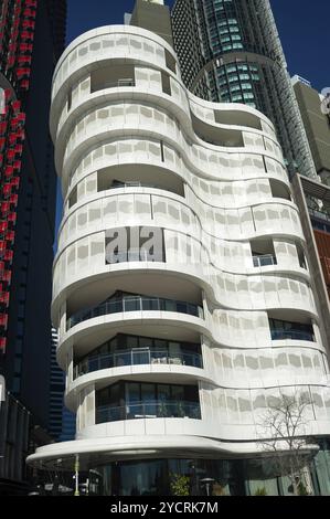 16 set 2018, Sydney, New South Wales, Australia, Una vista dei moderni edifici residenziali presso l'Anadara Residence lungo la pedonale Wulugul Walk in Foto Stock