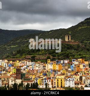 Bosa, Italia, 13 dicembre 2022: Veduta del pittoresco centro storico e del Castello Malaspina di Bosa tra le verdi montagne della Sardegna, Europa Foto Stock