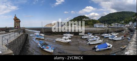 Lynton and Lynmouth, Regno Unito, 2 settembre 2022: Vista panoramica del porto e del villaggio di Lynmouth nel Devon settentrionale con molte barche bloccate a lo Foto Stock