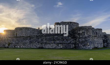 Beaumaris, Regno Unito, 27 agosto, 2022: Vista dello storico castello di Beaumaris ad Anglesey al tramonto, Europa Foto Stock