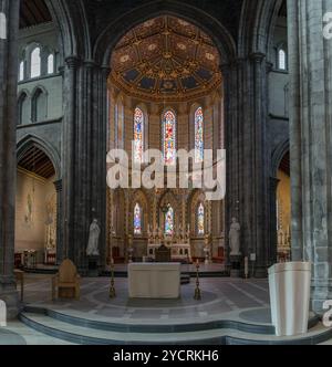 Kilkenny, Irlanda, 17 agosto 2022: Veduta della navata centrale e dell'altare della Cattedrale di Santa Maria a Kilkenny, Europa Foto Stock