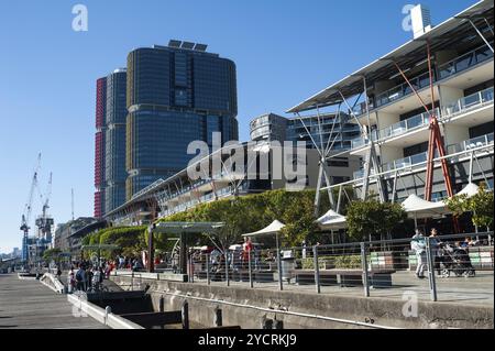 16 settembre 2018, Sydney, nuovo Galles del Sud, Australia, Una vista dei moderni edifici residenziali, delle torri di uffici e dei ristoranti lungo la zona pedonale di Wulugu Foto Stock