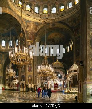 Sofia, Bulgaria, 30 ottobre 2022: Vista interna della sala principale della cattedrale Alexander Nevsky con lampadari ornati, Europa Foto Stock