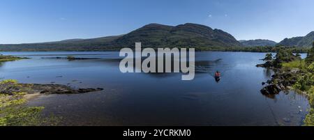 Muckross, Irlanda, 10 agosto 2022: I turisti si godono un giro in barca sul lago Muckross nel Parco Nazionale di Killarney in una splendida giornata estiva, in Europa Foto Stock