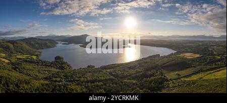 Un panorama aereo del lago Caragh nella contea di Kerry con il sole che tramonta sul lago Foto Stock