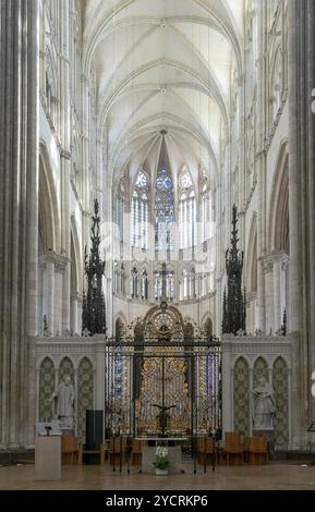 Amiens, Francia, 12 settembre 2022: Veduta della navata centrale e dell'altare maggiore nel transetto della Cattedrale di Amiens, Europa Foto Stock