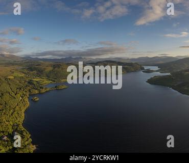 Una vista del lago Lough Caragh nella valle di Glencar della contea di Kerry in calda luce eveing Foto Stock