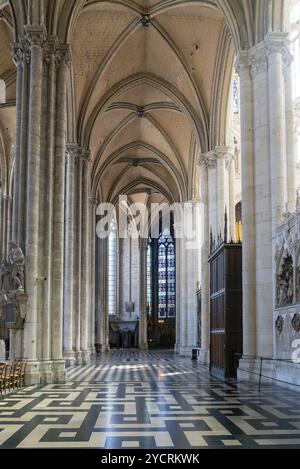 Amiens, Francia, 12 settembre 2022: Veduta della navata laterale che conduce all'ambulatorio all'interno della Cattedrale di Amiens, Europa Foto Stock