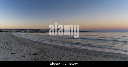 Vista panoramica della spiaggia di Asparago al tramonto e della città bulgara del Mar Nero di Varna sullo sfondo Foto Stock