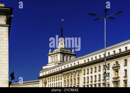 Sofia, Bulgaria, 30 ottobre, 2022: Veduta del largo e dell'ex Casa del Partito nel centro di Sofia, Europa Foto Stock