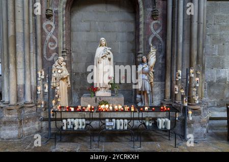 Digione, Francia, 14 settembre 2022: Candele votive e altare in una cappella laterale della chiesa di Notre Dame di Digione, Europa Foto Stock