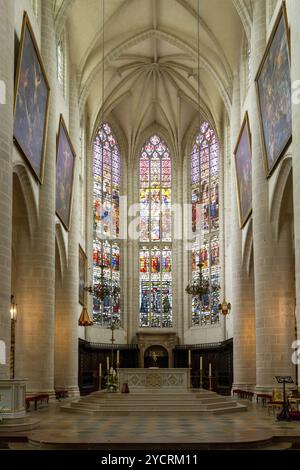 Dole, Francia, 14 settembre 2022: Veduta interna dell'altare e navata centrale della chiesa Collegiale Notre Dame di Dole, Europa Foto Stock