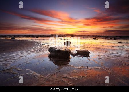 Riflessi dell'alba attraverso Long Reef Australia Foto Stock