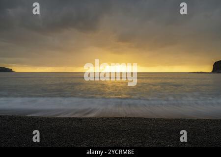 Un paesaggio marino al tramonto a Praia a Mare sulla Coasta di Maratea dell'Italia sud-occidentale Foto Stock