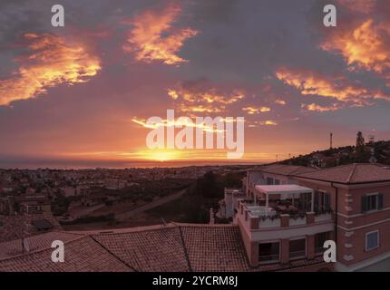 Tortoreto, Italia, 21 novembre 2023: Veduta della località balneare di Tortoreto all'alba sulla costa adriatica abruzzese, Europa Foto Stock