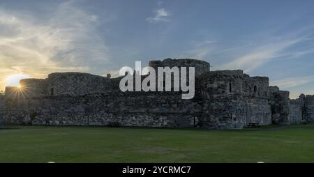 Beaumaris, Regno Unito, 27 agosto, 2022: Vista dello storico castello di Beaumaris ad Anglesey al tramonto, Europa Foto Stock