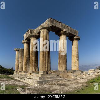 Corinto, Grecia, 8 novembre 2022: Veduta del Tempio di Apollo nell'antica Corinto, Grecia meridionale, Europa Foto Stock