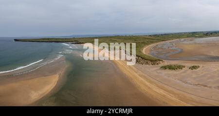 Una vista panoramica drone paesaggio della bella spiaggia di sabbia dorata a Lacken Strand sulla costa di North Mayo in Irlanda Foto Stock