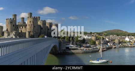 Conwy, Regno Unito, 27 agosto 2022: Vista panoramica del castello di Conwy e ponte con la città fortificata e il porto dietro, Europa Foto Stock