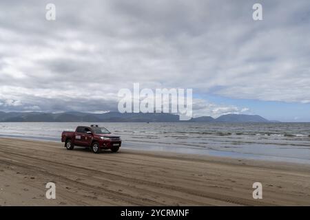 Inch Strand, Irlanda, 5 agosto 2022: Pick-up rosso bagnino che guida sulla spiaggia di Inch Strand nell'Irlanda occidentale, Europa Foto Stock