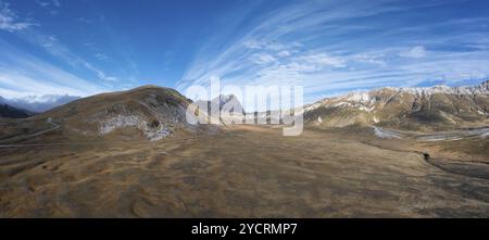 Paesaggio panoramico del piccolo Tibet nel Parco Nazionale del Gran Sasso e Monti della Laga in Abruzzo Foto Stock