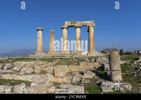 Corinto, Grecia, 8 novembre 2022: Veduta del Tempio di Apollo nell'antica Corinto, Grecia meridionale, Europa Foto Stock