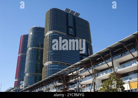 16 settembre 2018, Sydney, nuovo Galles del Sud, Australia, Una vista dei moderni edifici residenziali, delle torri di uffici e dei ristoranti lungo la zona pedonale di Wulugu Foto Stock
