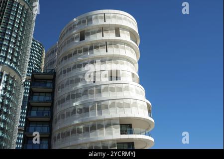 16 set 2018, Sydney, New South Wales, Australia, Una vista dei moderni edifici residenziali presso l'Anadara Residence lungo la pedonale Wulugul Walk in Foto Stock