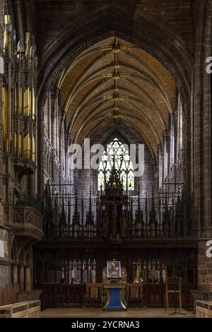 Chester, Regno Unito, 26 agosto 2022: Veduta dell'altare e navata centrale della storica Cattedrale di Chester, Europa Foto Stock