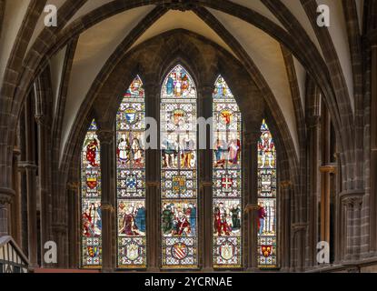 Chester, Regno Unito, 26 agosto, 2022: Vista ravvicinata di una vetrata colorata nella Cattedrale di Chester nel Cheshire, Europa Foto Stock