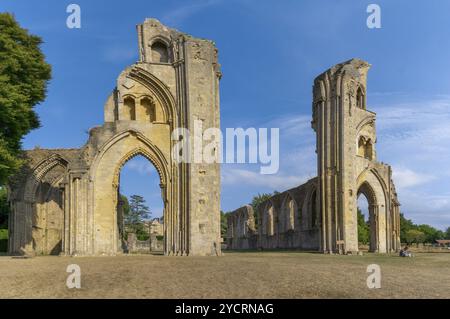 Glastonbury, Regno Unito, 1 settembre 2022: Veduta delle rovine del Crossing and Choir Walls presso l'abbazia di Glastonbury, Europa Foto Stock