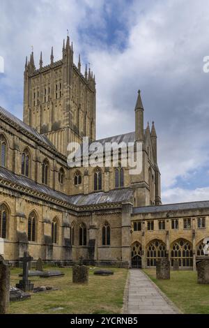 Wells, Regno Unito, 1 settembre 2022: Veduta del chiostro e del cimitero della cattedrale gotica di Wells dodicesima centrata a Somerset, in Europa Foto Stock