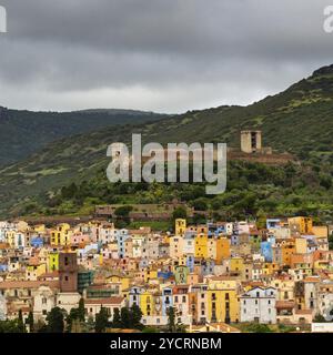 Bosa, Italia, 13 dicembre 2022: Veduta del pittoresco centro storico e del Castello Malaspina di Bosa tra le verdi montagne della Sardegna, Europa Foto Stock