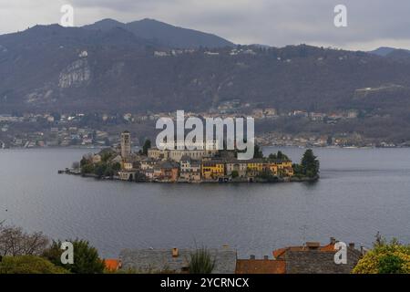 Orta San Giulio, Italia, 13 marzo 2023: Veduta del Lago d'Orta e dell'isolotto dell'Isola San Guilio con i suoi edifici storici, Europa Foto Stock